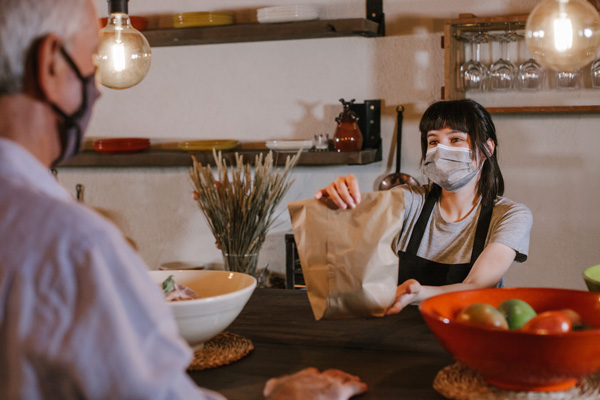 On-the-Go-Horeca_7-with-facemask.jpg On-the-Go-Horeca_7-with-facemask.jpg