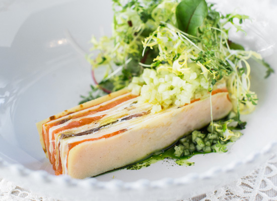 Restoran_News_блинный-торт-с-лососем.jpg Restoran_News_блинный-торт-с-лососем.jpg