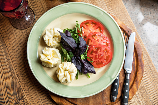 RestoranNews-suluguni_tomatoes.jpg