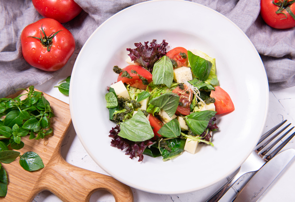 salad_mozzarella_tomatoes_and_pesto.jpg