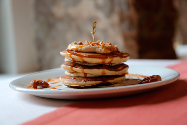 Restoran_News_pancakes_caramela_cream_nuts.jpg