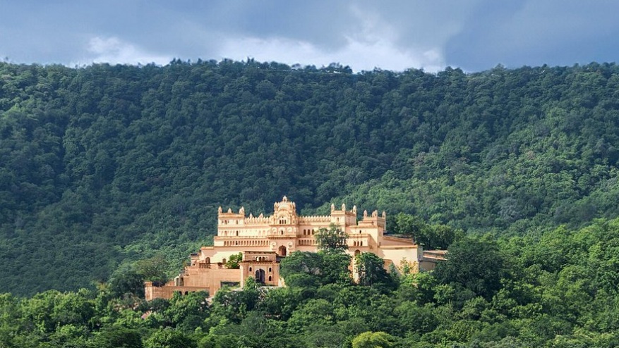 The Oberoi Rajgarh Palace.jpg The Oberoi Rajgarh Palace.jpg
