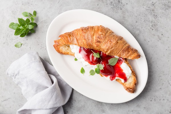 croissant_s_mussom_mascarpone_i_tomlenoi_klubnikoi.jpg