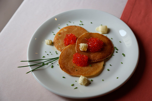Restoran_News_pancakes_red_caviar-.jpg